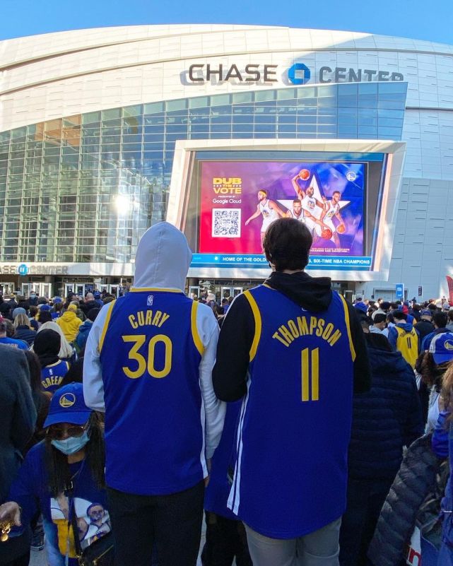 xingkong app-热火球星三分绝杀，全场观众热烈欢呼，女人正在密码.-xingkong app